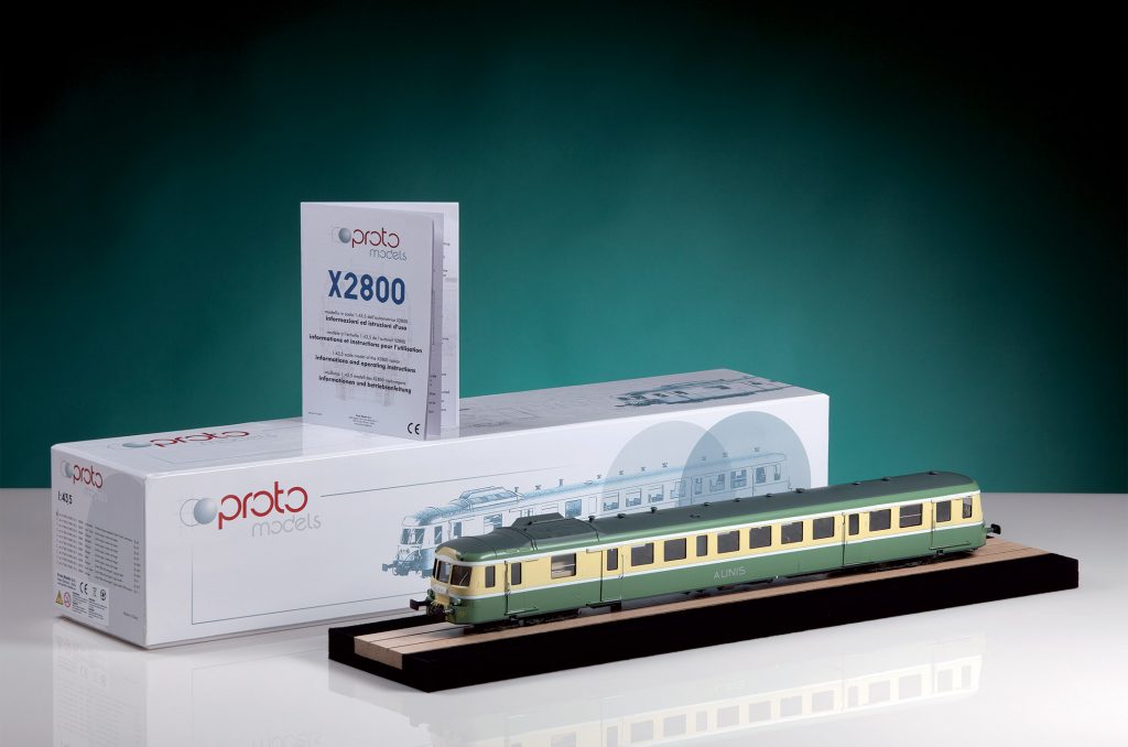 CarloFilippoFollis.name – X2800 SNCF in scala 1:43,5 mostrata accanto alla confezione